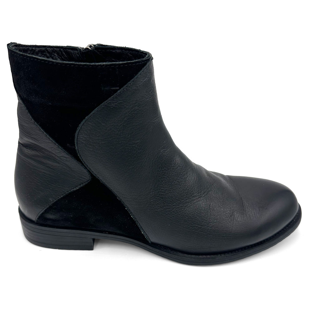 Thyme & Co Women's Jolene Black Black Suade